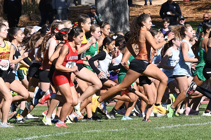 xc girls running in race